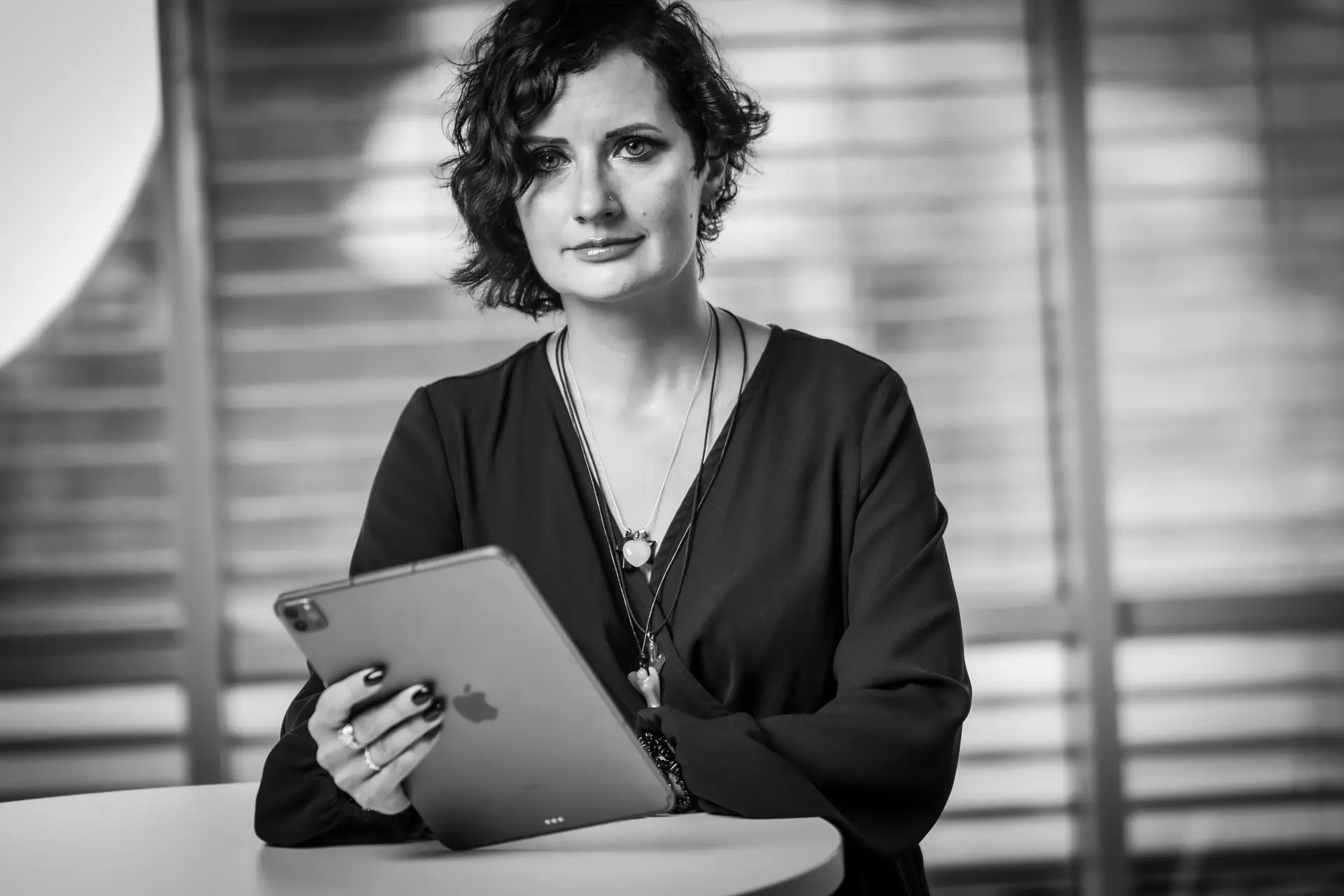 Professionelles Schwarz-Weiß-Businessporträt mit Tablet
