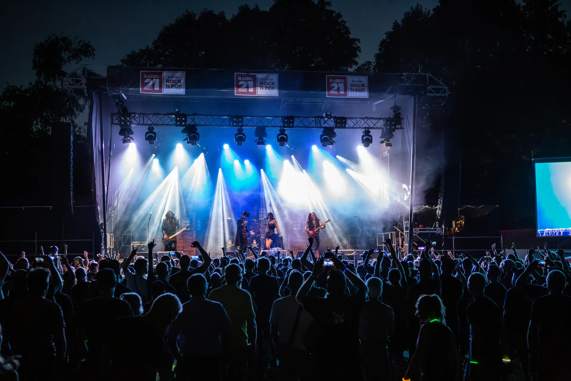 Eventfotografie bei einem Open-Air-Konzert mit Bühne und Publikum