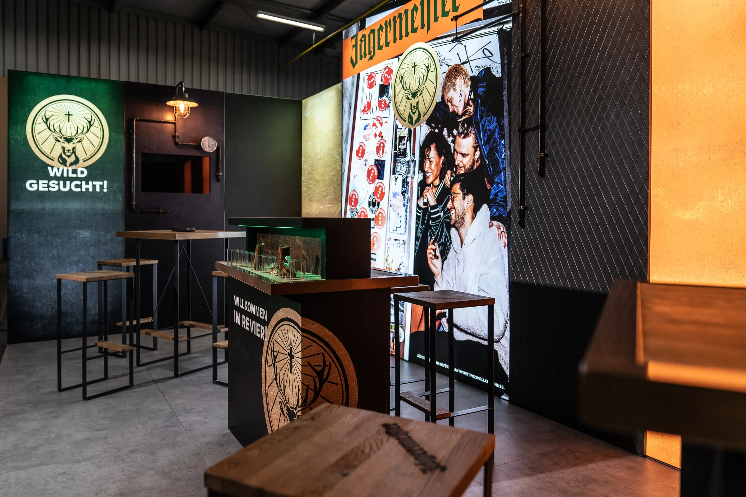 Jägermeister-Markenraum als großformatige Produktinszenierung