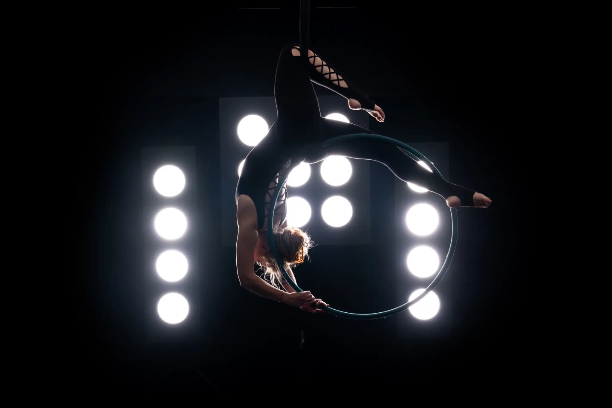 Inszenierte Aerial-Hoop-Fotografie im Studio